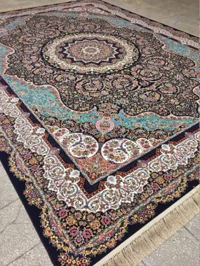 فرش 1200 شانه طرح آذرخش زمینه سرمه ای عقیق کاشان