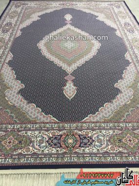 فرش 1200 شانه طرح ریزماهی زمینه سرمه ای کاشان 1