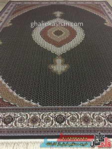 فرش 700 شانه طرح ریزماهی زمینه سرمه ای کاشان 2