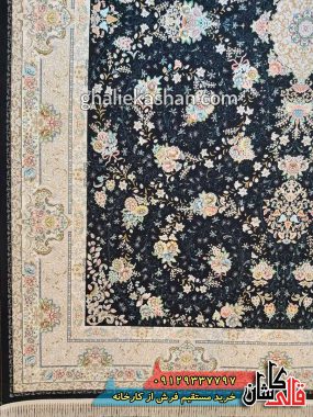 فرش 1200 شانه طرح مهتاب زمینه سرمه ای کاشان گل برجسته 2