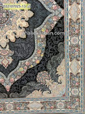فرش 700 شانه طرح کارینا زمینه سرمه ای کاشان