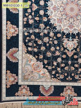 قیمت خرید فرش قالی کاشان فروش فرش ماشینی 1000 شانه طرح خشتی دلوان شاه عباسی زمینه سرمه ای کاشان حاشیه