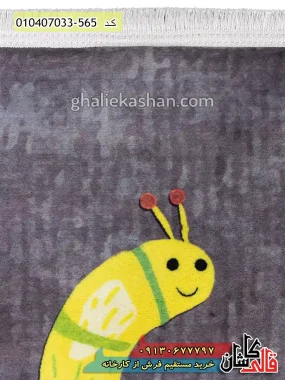 قیمت خرید فرش قالی کاشان فروش فرش ماشینی کودک 700 شانه طرح الفبا انگلیسی زمینه طوسی کاشان نزدیک ۲
