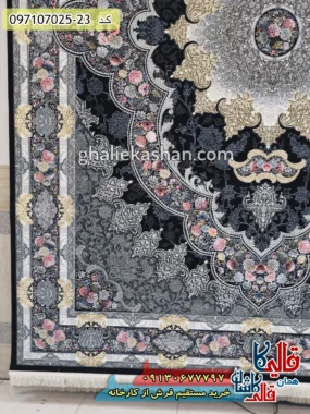 فرش 700 شانه طرح آروانا زمینه سرمه ای کاشان حاشیه