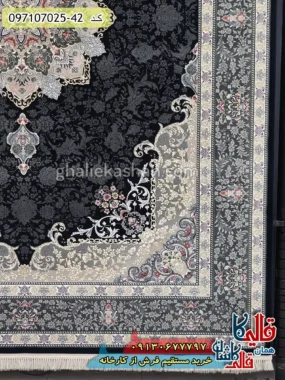 فرش طلاکوب 700 شانه طرح ثمین زمینه سرمه ای کاشان حاشیه