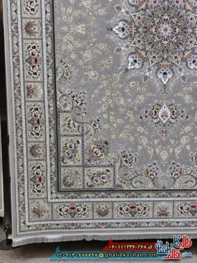 فرش 1200 شانه طرح وانیار رنگ طوسی نقره ای گل برجسته کاشان حاشیه