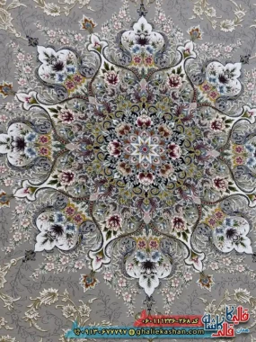 فرش 1200 شانه طرح وانیار رنگ طوسی نقره ای گل برجسته کاشان زمینه