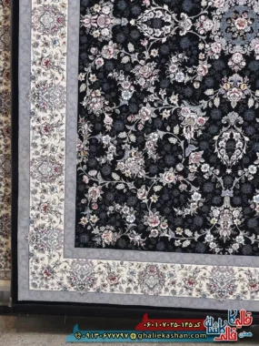 فرش 700 شانه طرح افشان آیناز رنگ سرمه ای کاشان حاشیه