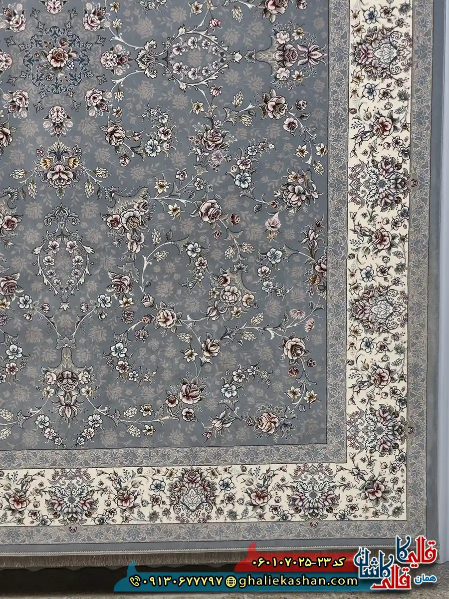 فرش 700 شانه طرح افشان آیناز رنگ طوسی نقره ای کاشان حاشیه