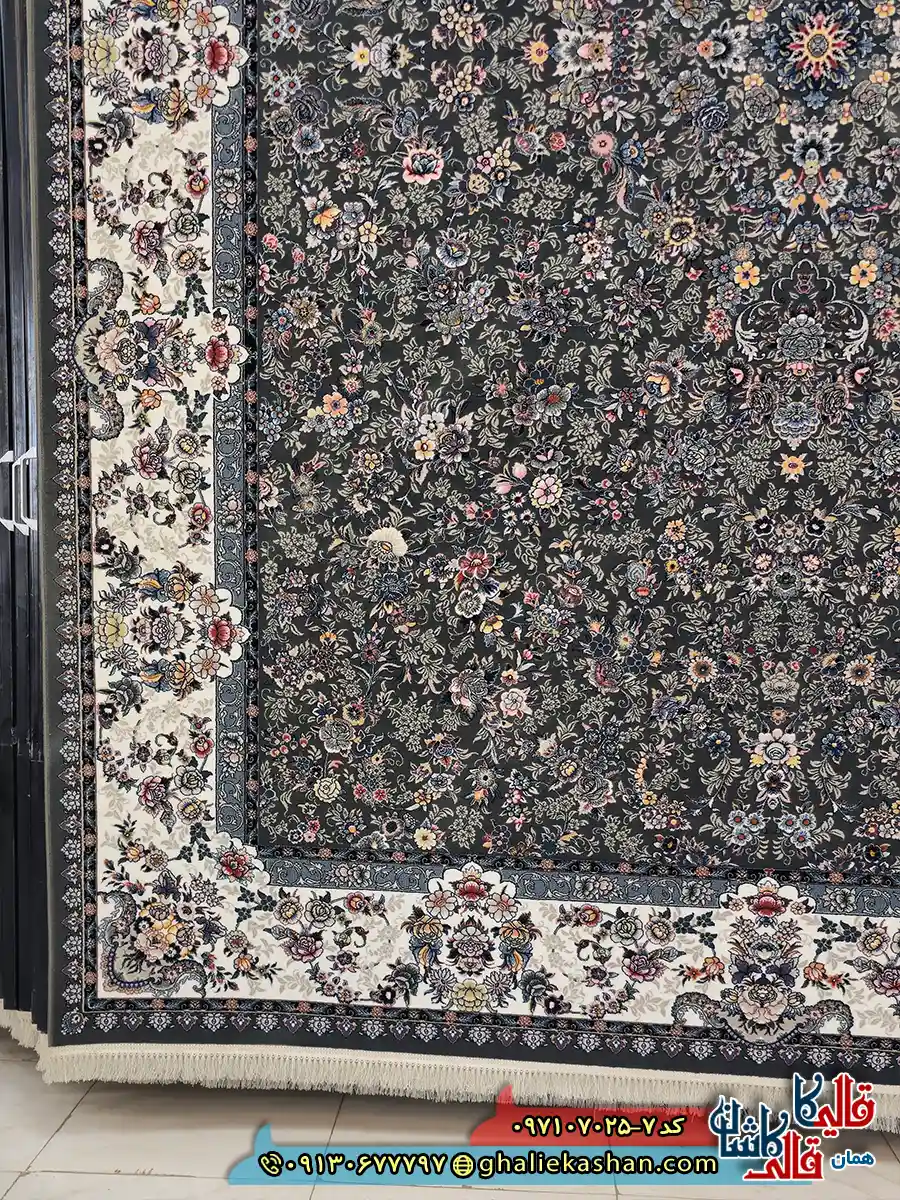 فرش 700 شانه طرح افشان سارینا رنگ طوسی دودی کاشان حاشیه
