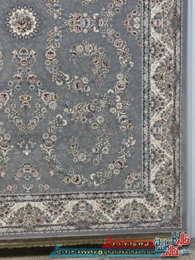 فرش 700 شانه طرح افشان شکوه رنگ طوسی نقره ای کاشان حاشیه