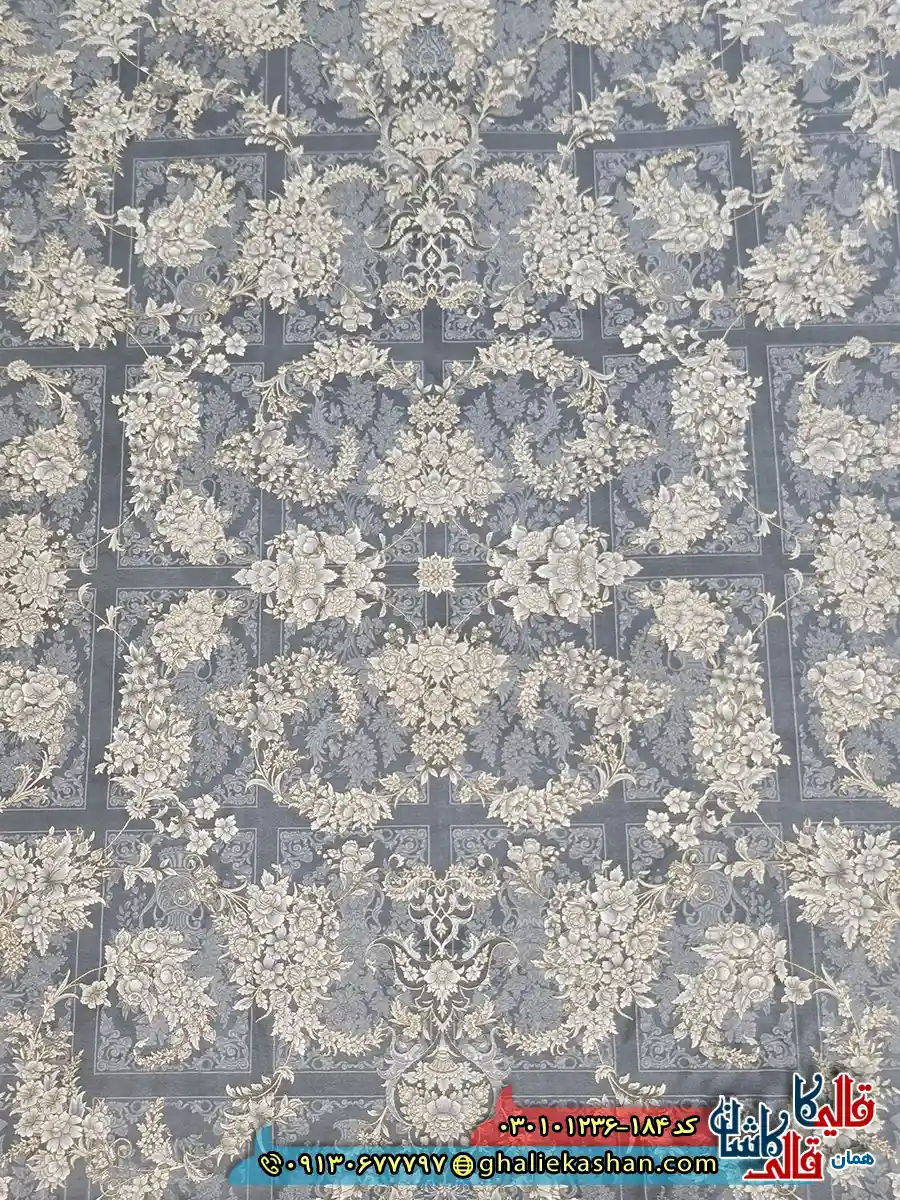 فرش ‌طلاکوب ‌1200 ‌شانه ‌خشتی ‌طرح ‌افشان ‌هانا ‌رنگ ‌طوسی ‌کاشان ‌زمینه