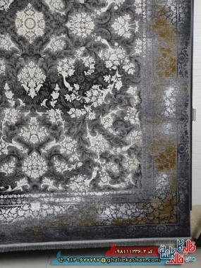 فرش طلاکوب 1200 شانه طرح افشان نورا رنگ طوسی دودی طلایی گل برجسته کاشان حاشیه
