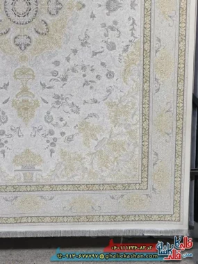 فرش طلاکوب 1200 شانه طرح ترلان رنگ سفید گل برجسته کاشان حاشیه