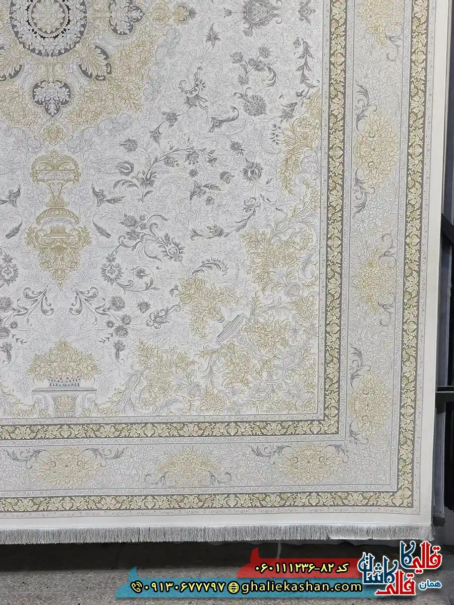 فرش طلاکوب 1200 شانه طرح ترلان رنگ سفید گل برجسته کاشان حاشیه
