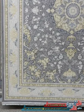 فرش طلاکوب 1200 شانه طرح ترلان رنگ طوسی نقره ای گل برجسته کاشان حاشیه