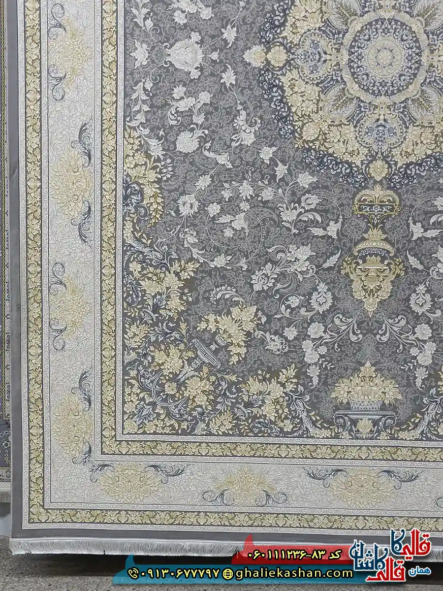 فرش طلاکوب 1200 شانه طرح ترلان رنگ طوسی نقره ای گل برجسته کاشان حاشیه