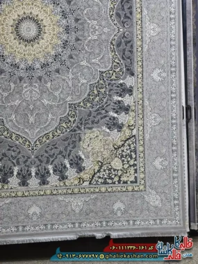 فرش طلاکوب 1200 شانه طرح طنین رنگ طوسی نقره0ای گل برجسته کاشان حاشیه
