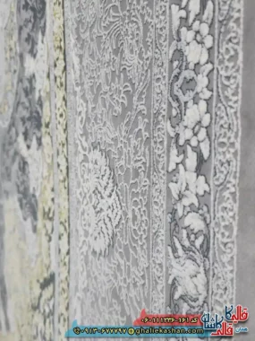 فرش طلاکوب 1200 شانه طرح طنین رنگ طوسی نقره0ای گل برجسته کاشان نزدیک