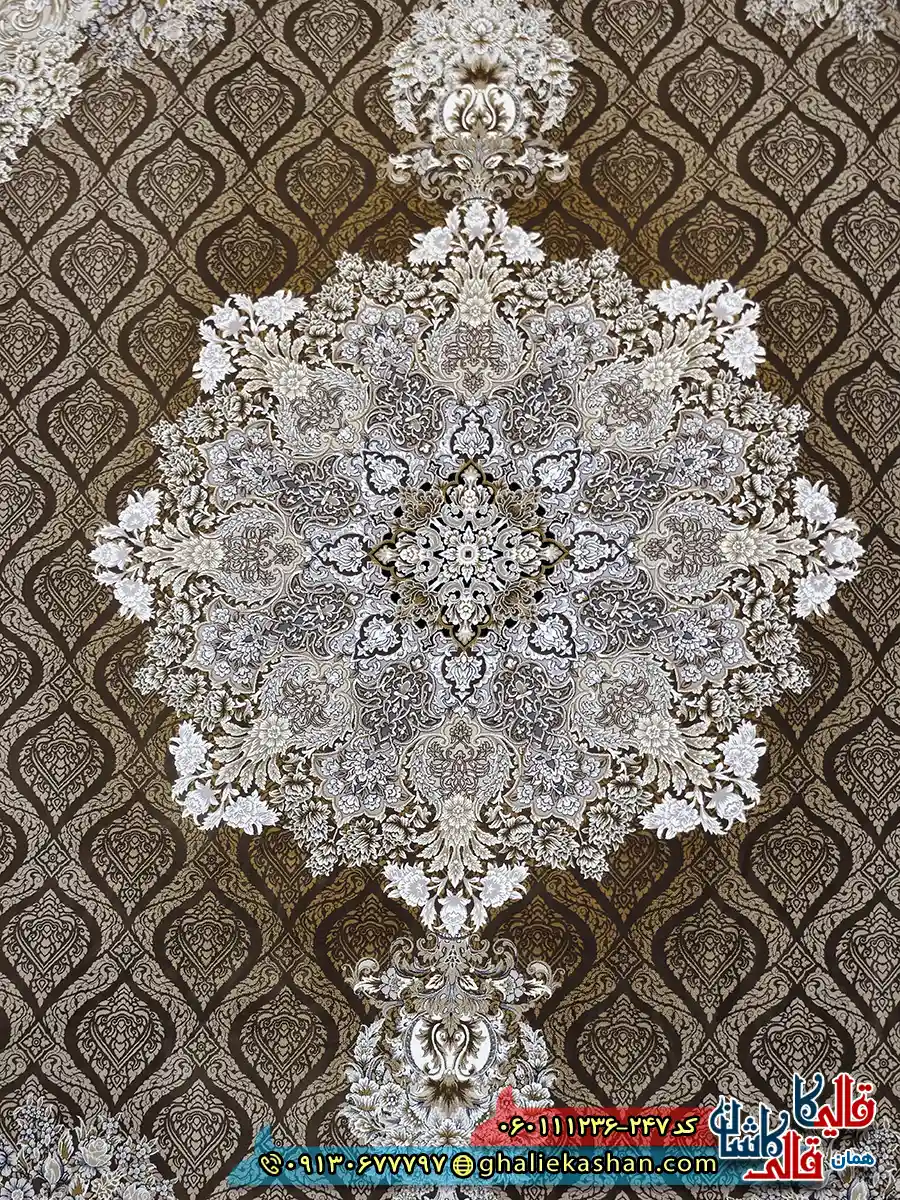 فرش طلاکوب 1200 شانه طرح مژده رنگ قهوه ای شکلاتی گل برجسته کاشان زمینه