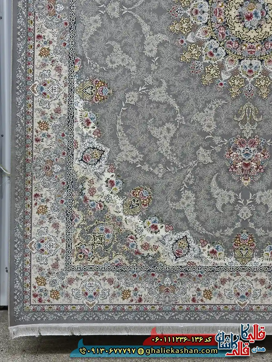 فرش طلاکوب 1200 شانه طرح نگین رنگ طوسی نقره ای کاشان حاشیه