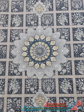 فرش طلاکوب 700 شانه خشتی طرح آیسان زمینه طوسی دودی کاشان زمینه