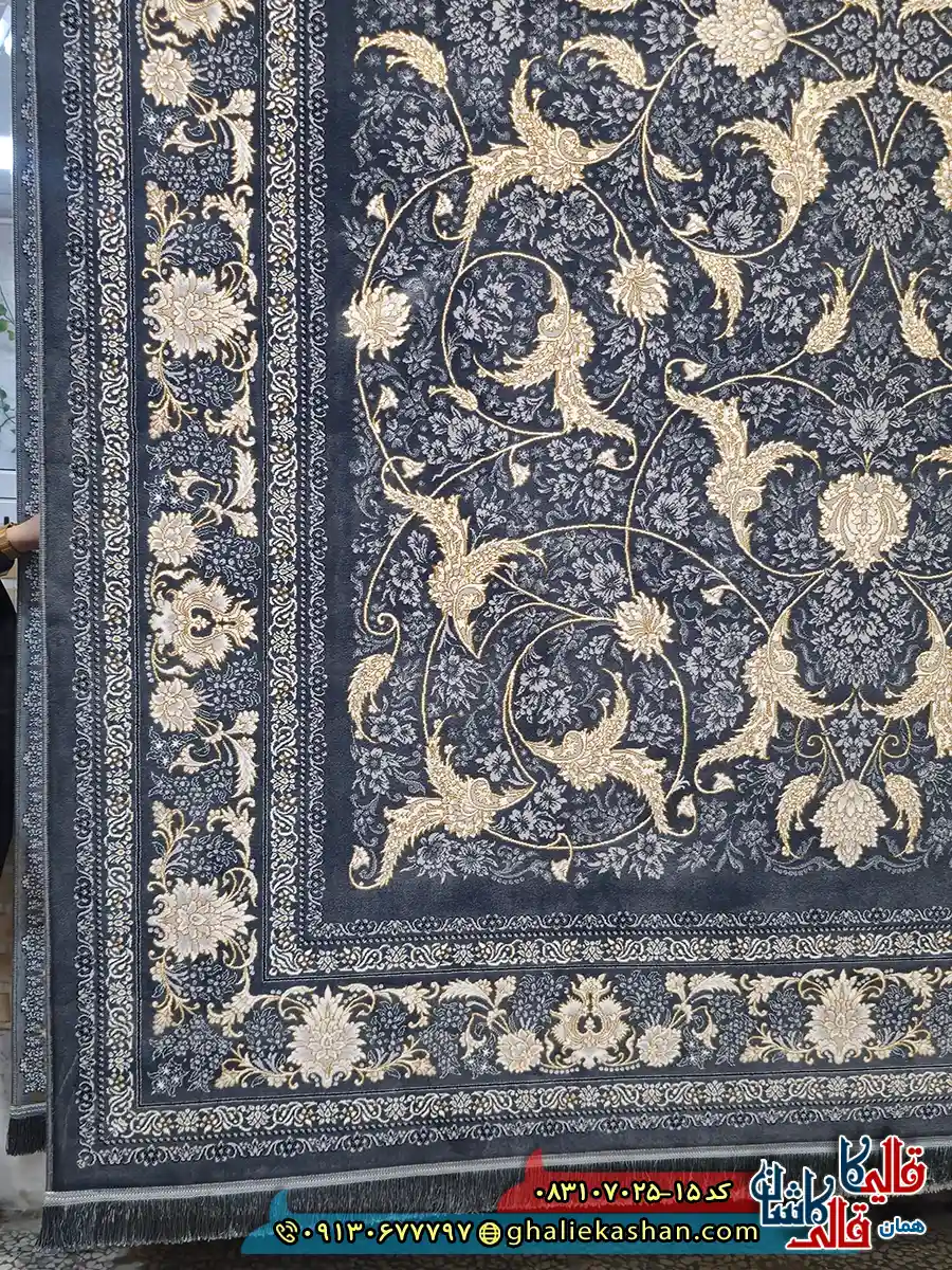 فرش طلاکوب 700 شانه طرح افشان سوین درباری رنگ طوسی دودی کاشان حاشیه