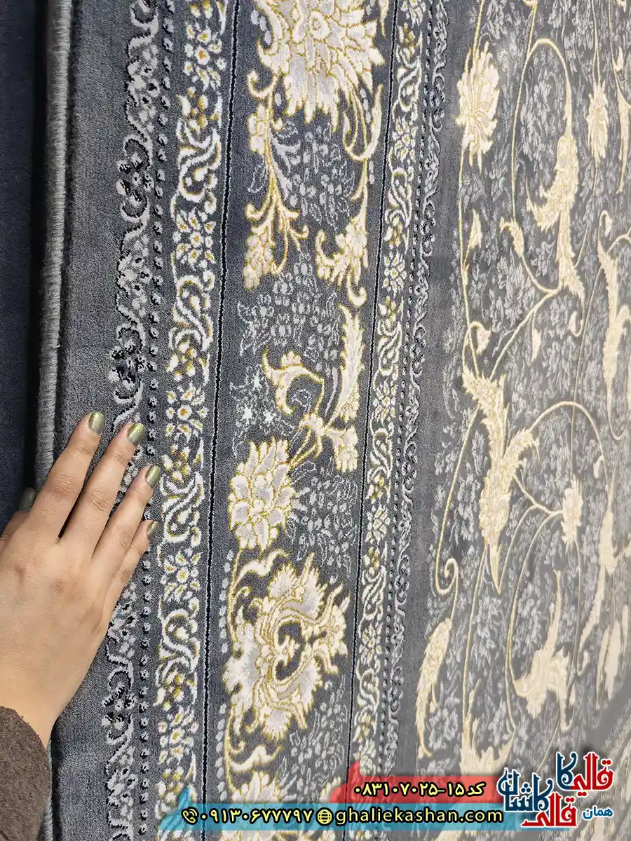 فرش طلاکوب 700 شانه طرح افشان سوین درباری رنگ طوسی دودی کاشان نزدیک