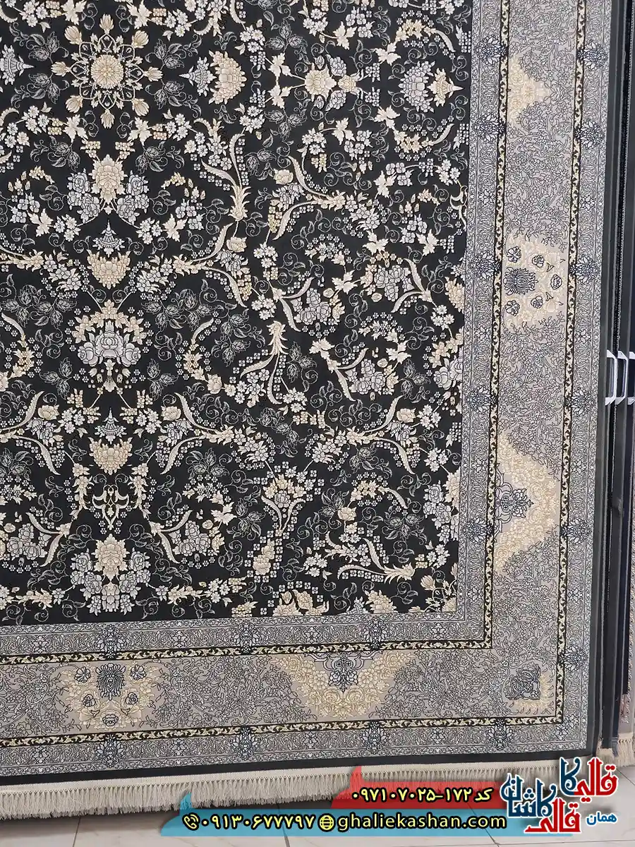 فرش طلاکوب 700 شانه طرح افشان شکوفه رنگ طوسی دودی کاشان حاشیه