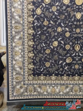 فرش طلاکوب 700 شانه طرح افشان فروزان دورنا رنگ طوسی دودی کاشان حاشیه