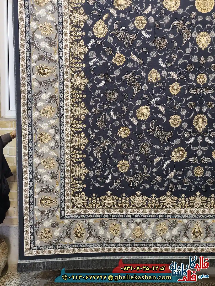 فرش طلاکوب 700 شانه طرح افشان فروزان دورنا رنگ طوسی دودی کاشان حاشیه