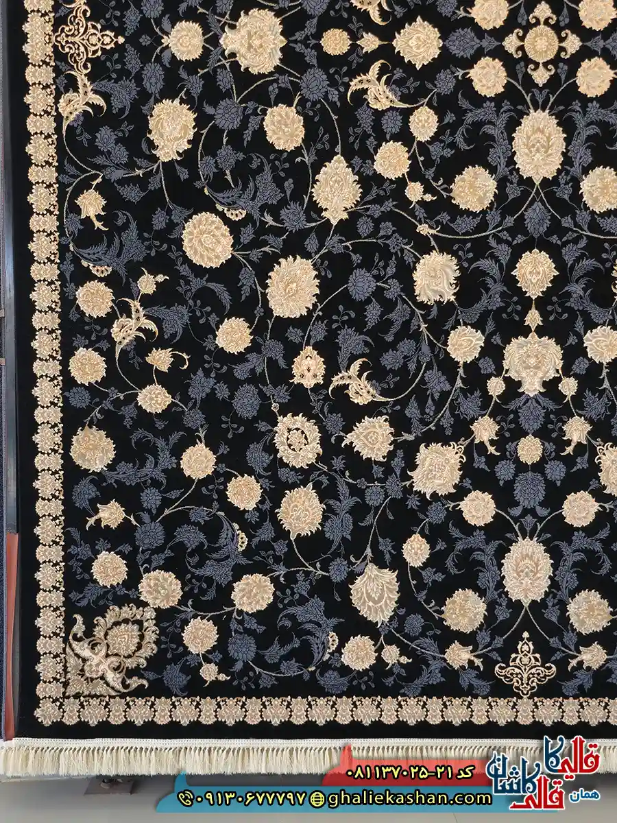 فرش طلاکوب 700 شانه طرح افشان لنا رنگ سرمه ای کاشان حاشیه