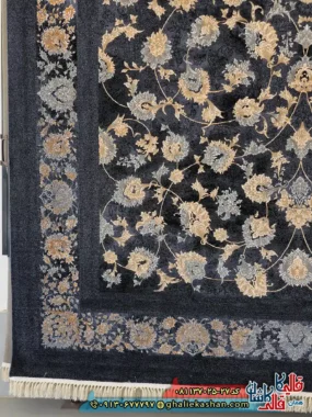 فرش طلاکوب 700 شانه طرح افشان یاس رنگ طوسی دلفینی کاشان حاشیه