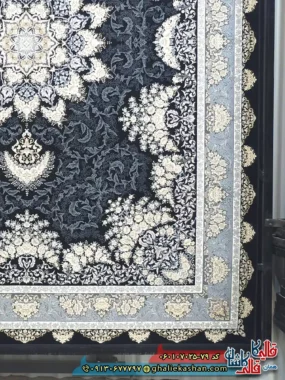 فرش طلاکوب 700 شانه طرح شیفته رنگ سرمه ای کاشان حاشیه