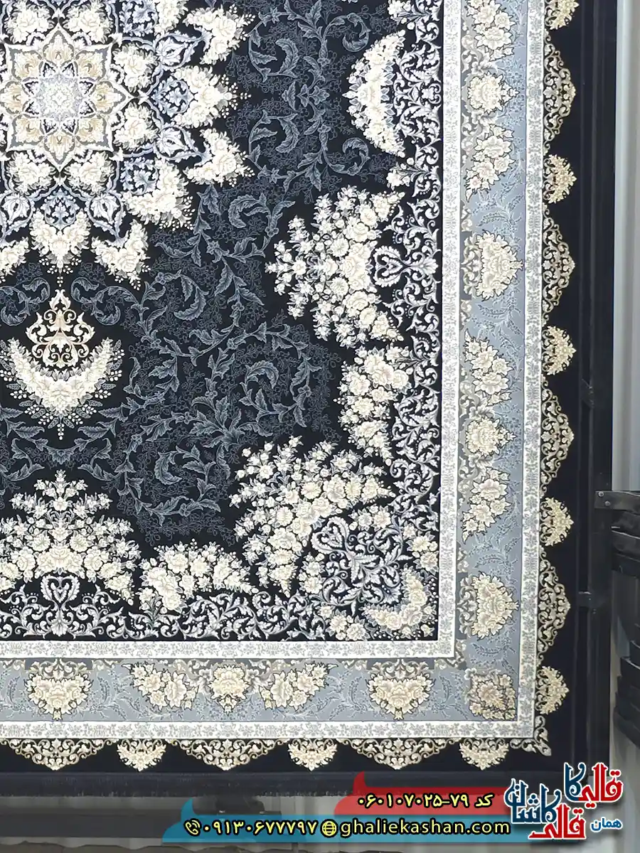 فرش طلاکوب 700 شانه طرح شیفته رنگ سرمه ای کاشان حاشیه
