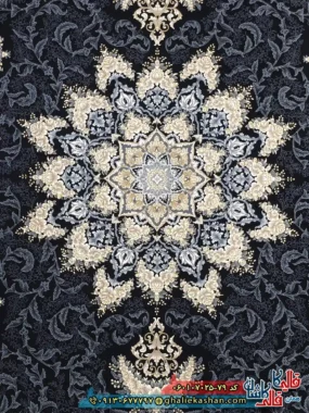 فرش طلاکوب 700 شانه طرح شیفته رنگ سرمه ای کاشان زمینه