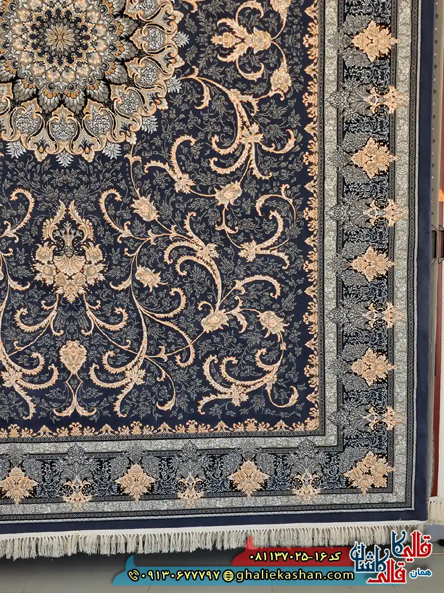 فرش طلاکوب 700 شانه طرح طناز رنگ طوسی دلفینی کاشان حاشیه