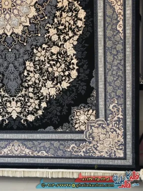 فرش طلاکوب 700 شانه طرح مهریس تندیس رنگ سرمه ای کاشان حاشیه