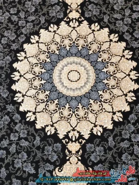 فرش طلاکوب 700 شانه طرح هستی رنگ سرمه ای کاشان زمینه