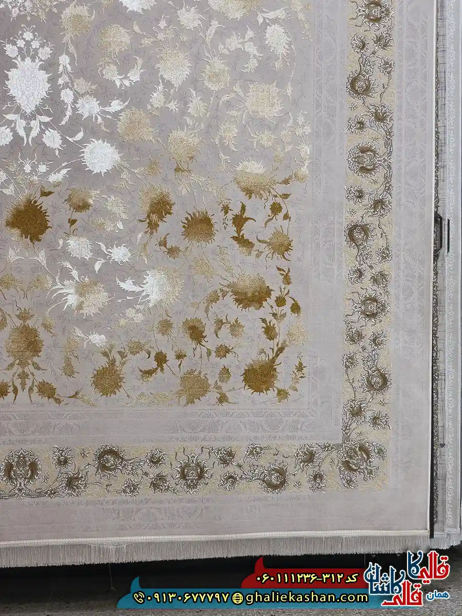 فرش طلاکوب وینتیج 1200 شانه طرح افشان آتوسا رنگ کرم صدفی گل برجسته کاشان حاشیه