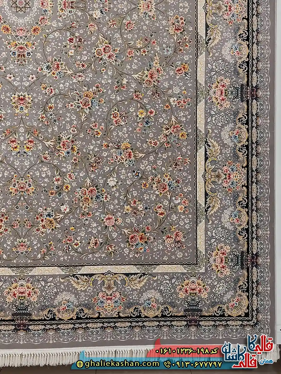فرش کلاسیک 1200 شانه طرح افشان لی لی رز رنگ طوسی نقره ای کاشان حاشیه