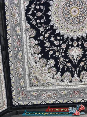 فرش کلاسیک 1200 شانه طرح بردیا زمینه سرمه ای گل برجسته کاشان حاشیه