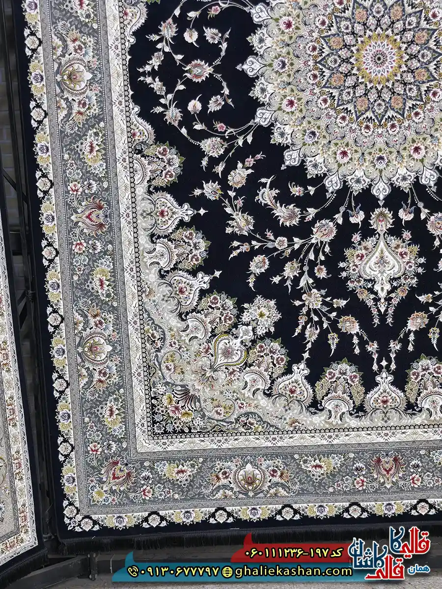 فرش کلاسیک 1200 شانه طرح بردیا زمینه سرمه ای گل برجسته کاشان حاشیه