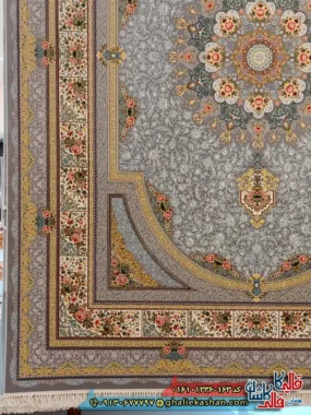 فرش کلاسیک 1200 شانه طرح طاق بستان رنگ طوسی نقره ای کاشان حاشیه