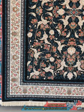 فرش کلاسیک 700 شانه طرح افشان درباری رنگ سرمه ای کاشان حاشیه