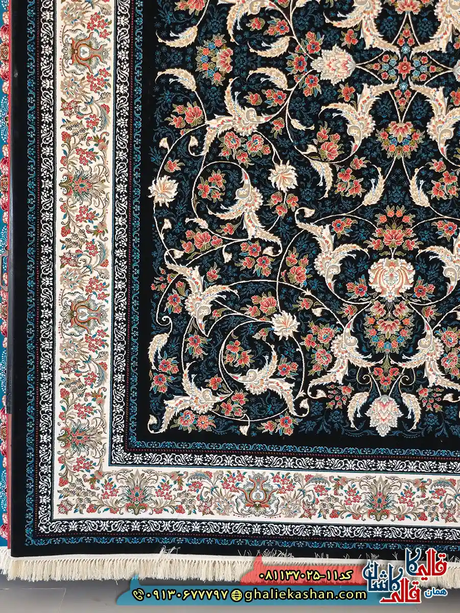 فرش کلاسیک 700 شانه طرح افشان درباری رنگ سرمه ای کاشان حاشیه