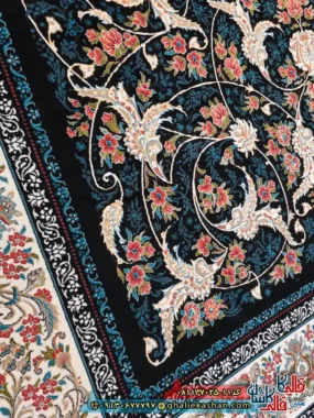 فرش کلاسیک 700 شانه طرح افشان درباری رنگ سرمه ای کاشان نزدیک 2