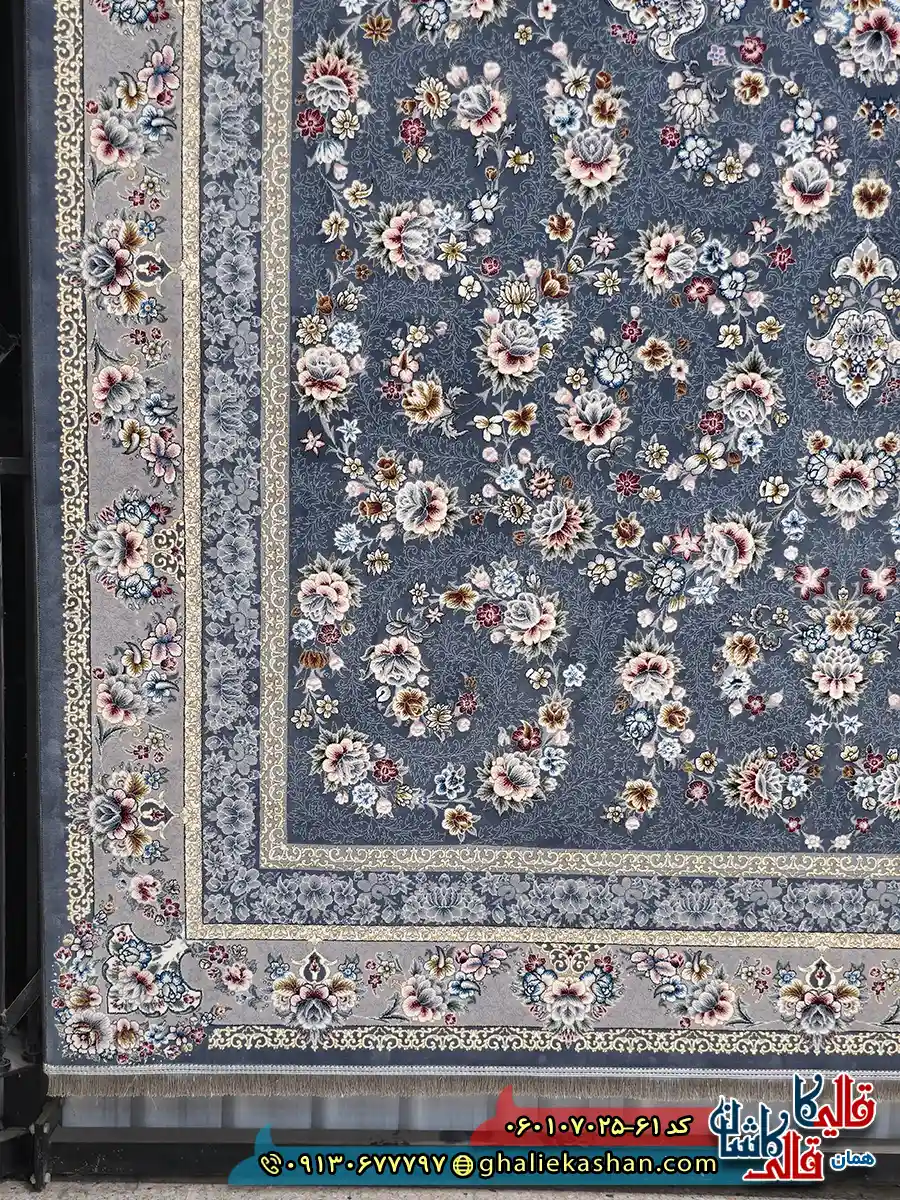 فرش کلاسیک 700 شانه طرح افشان ساحل رنگ طوسی دودی کاشان حاشیه