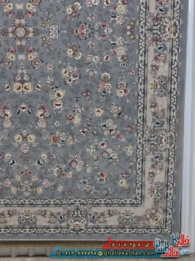 فرش کلاسیک 700 شانه طرح افشان ژینوس رنگ طوسی نقره ای کاشان حاشیه