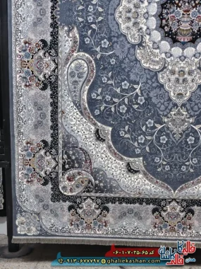 فرش کلاسیک 700 شانه طرح سوگند رنگ طوسی دودی کاشان حاشیه